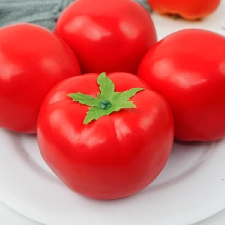 Displarea tomatelor artificiale